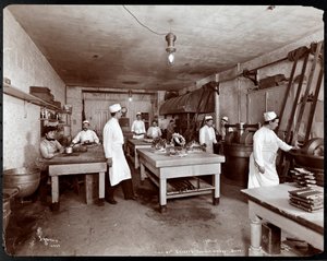 O departamento de confeitaria no restaurante Sherry&39;s, Nova York, 1902 (impressão em gelatina de prata)